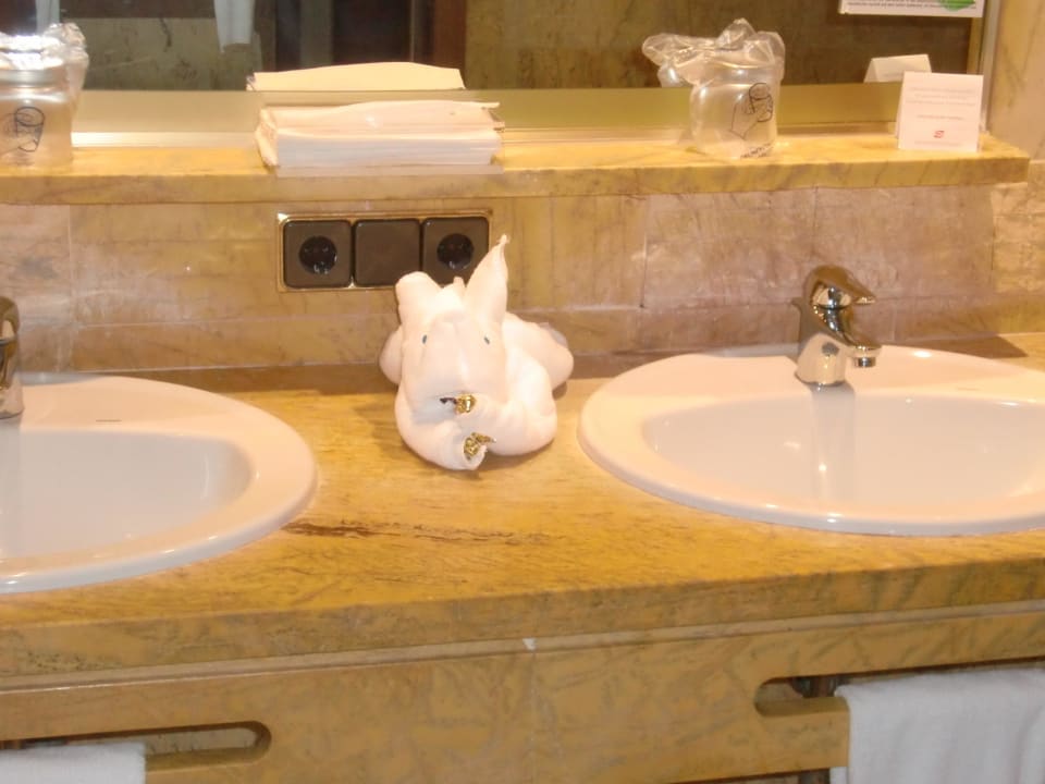 Nette Handtuchfiguren der Zimmermädchen  Hotel Serrano Palace