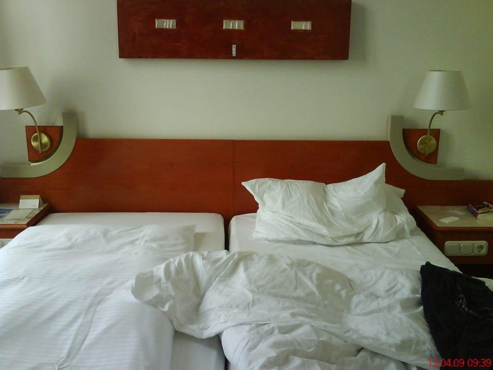 Blick vom Schreibtisch zum Doppelbett Garner Hotel Essen - Handelshof