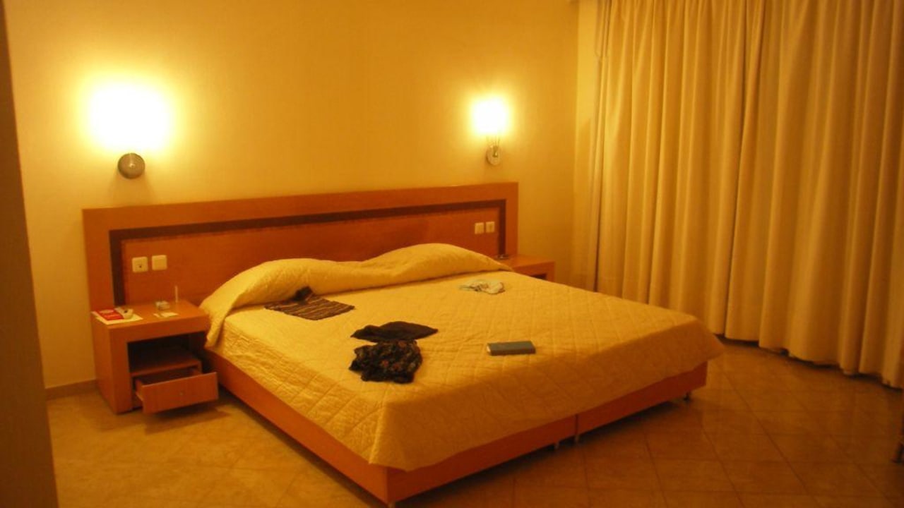 Schlafzimmer mit Doppelbett Grand Hotel Holiday Resort