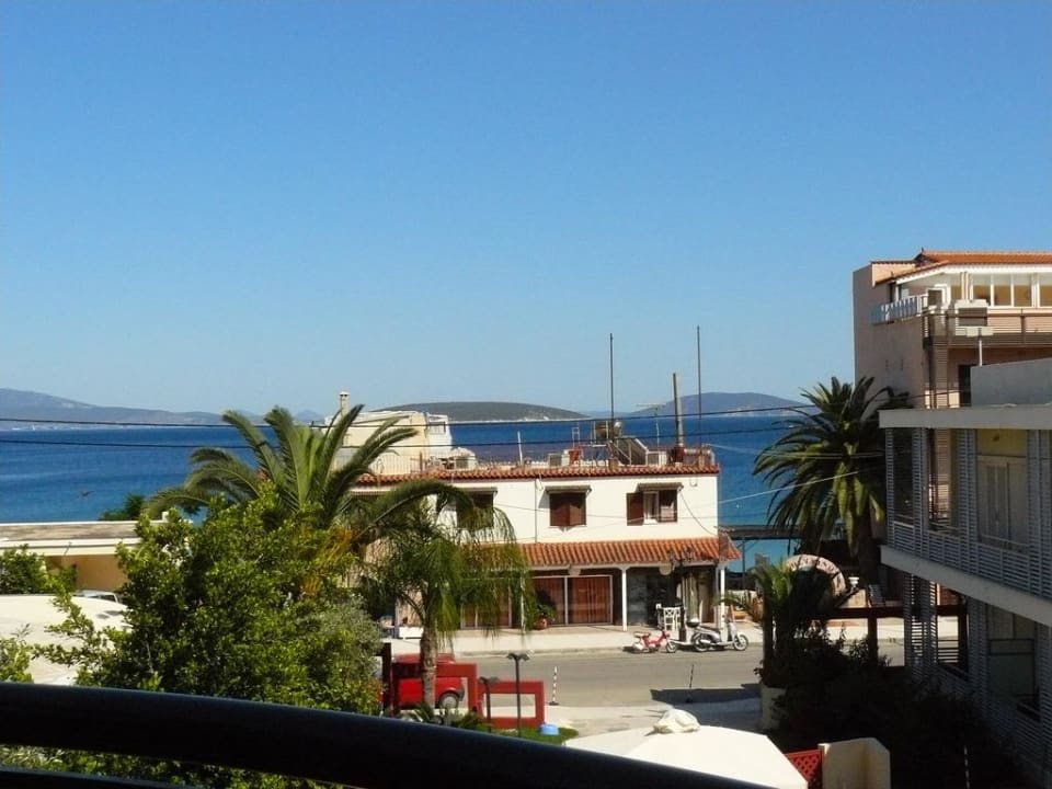 Przed hotelem Hotel Flisvos Royal