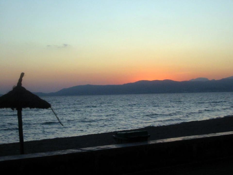 Sonnenuntergang an der Strandpromenade Universal Hotel Neptuno - Adults Only