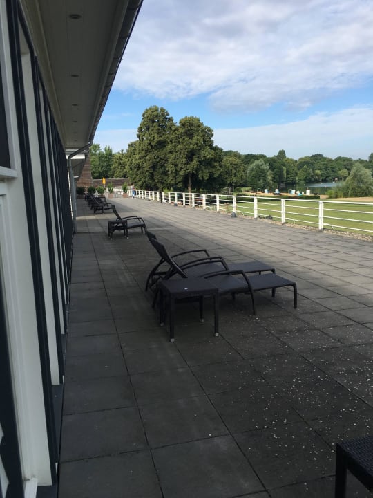 Die für alle begehbare Terrasse Hotel Aspria Maschsee