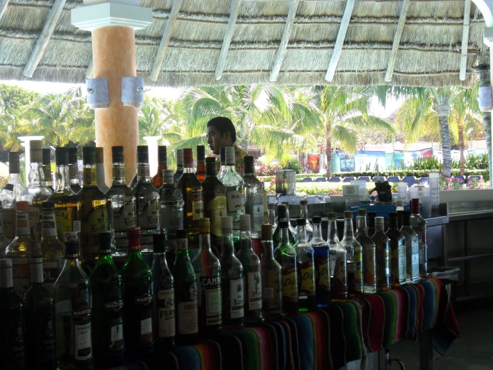 Getränkeauswahl an der Poolbar Grand Palladium Kantenah Resort & Spa