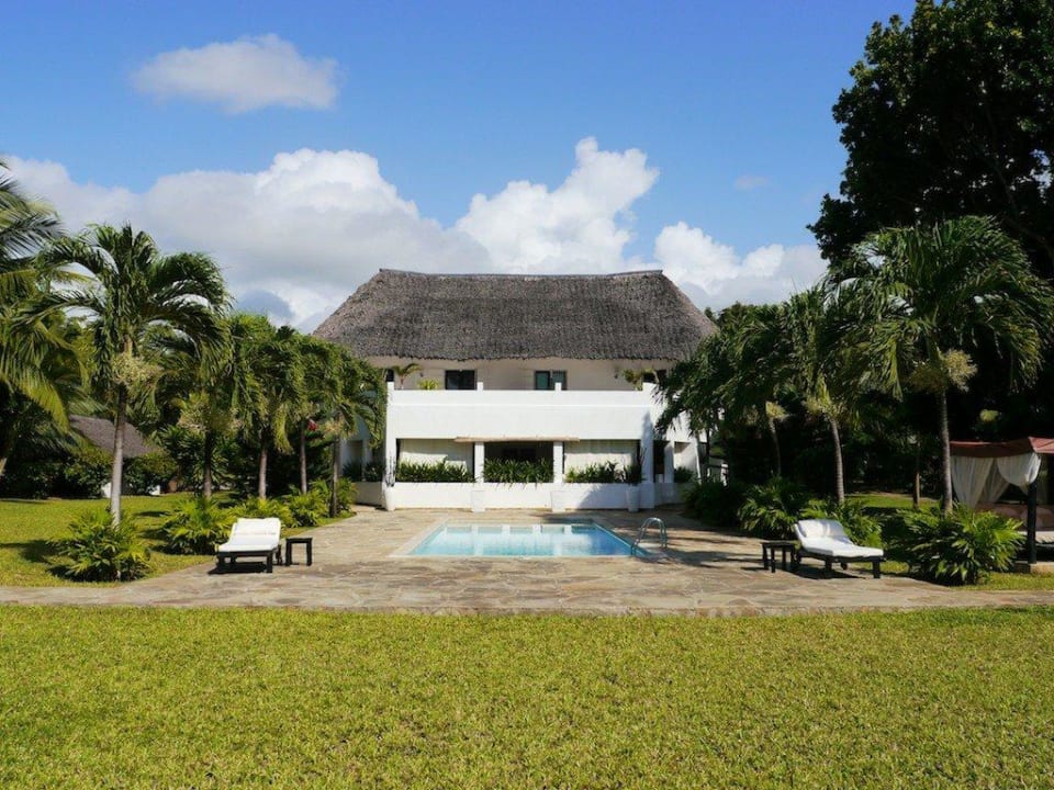 Blick vom Strand aufs Hotel Hotel Karibuni Rafiki Beach Resort