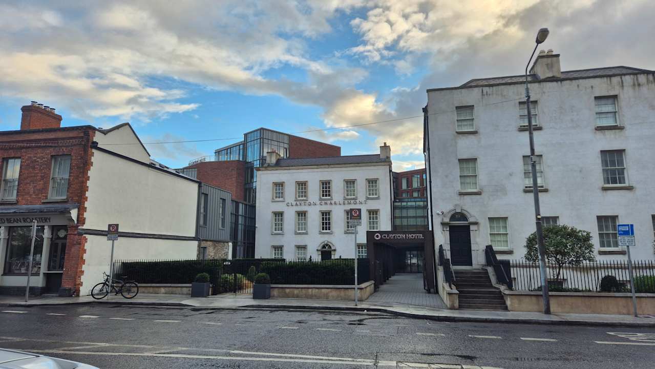 Außenansicht Clayton Hotel Charlemont