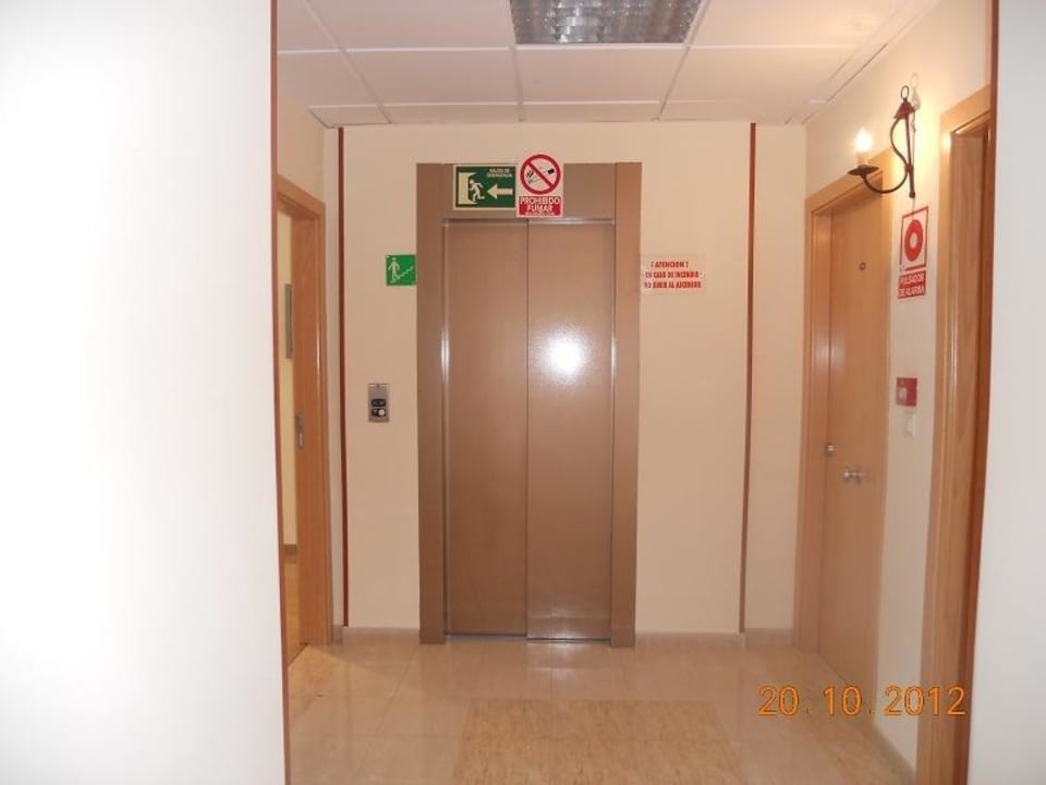 Pasillo y ascensor Hostel Hnos Zamora