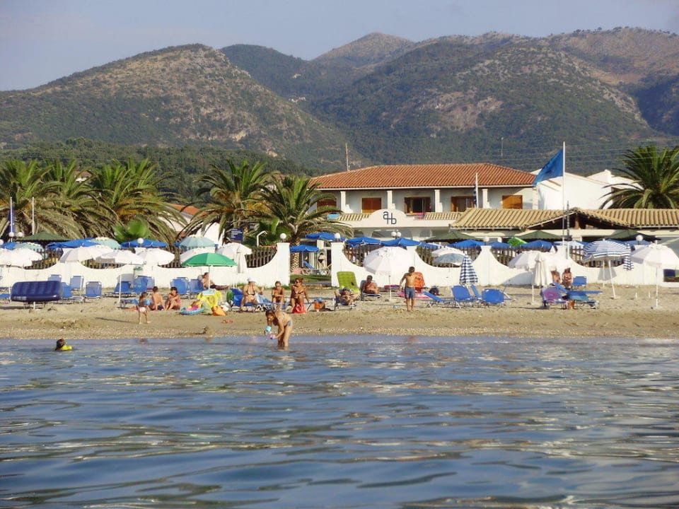 Haupthaus vom Meer aus Acharavi Beach Hotel