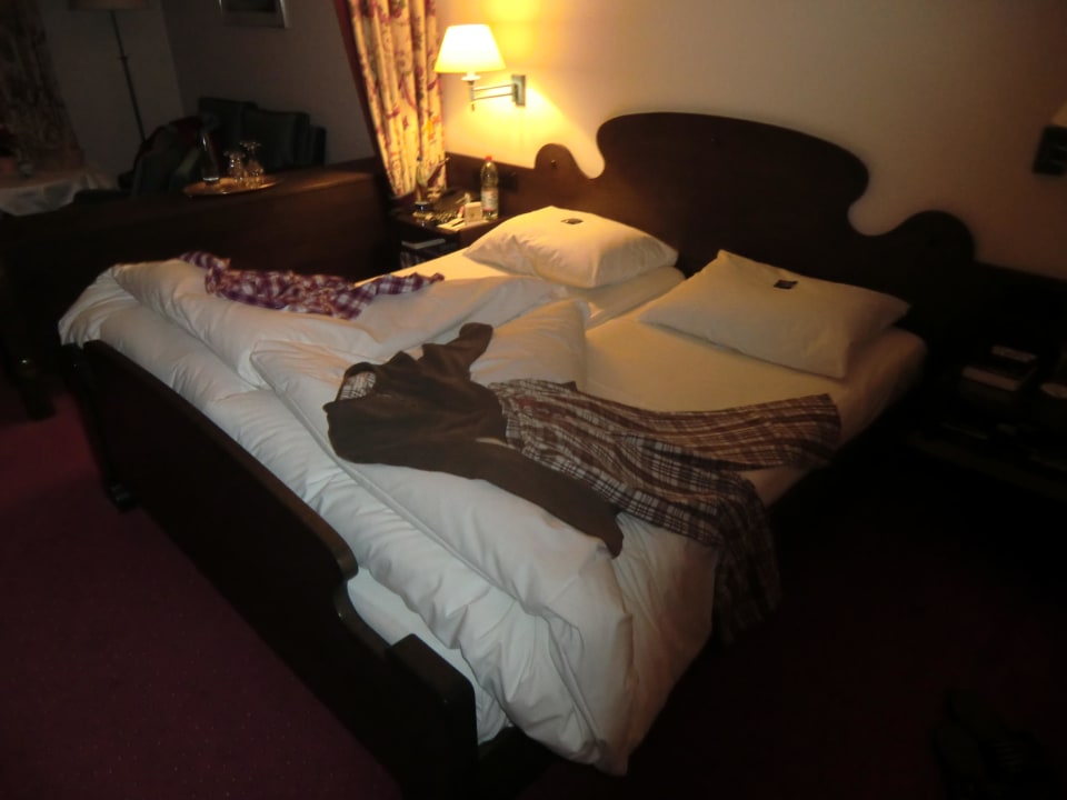 Das Zimmer, bettfertig gerichtet Alpenhof Murnau