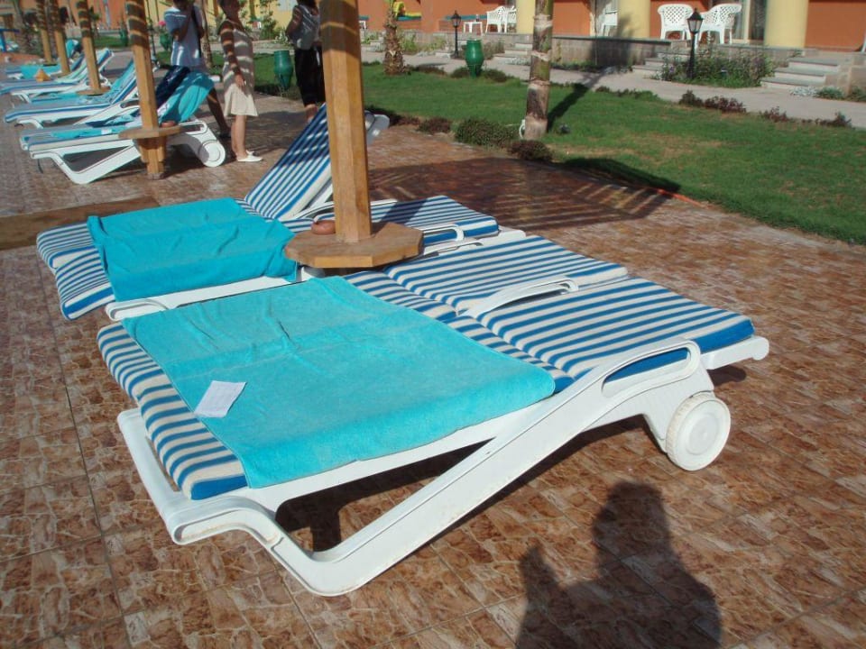Zettel an den reservierten Liegen Titanic Beach Spa & Aqua Park