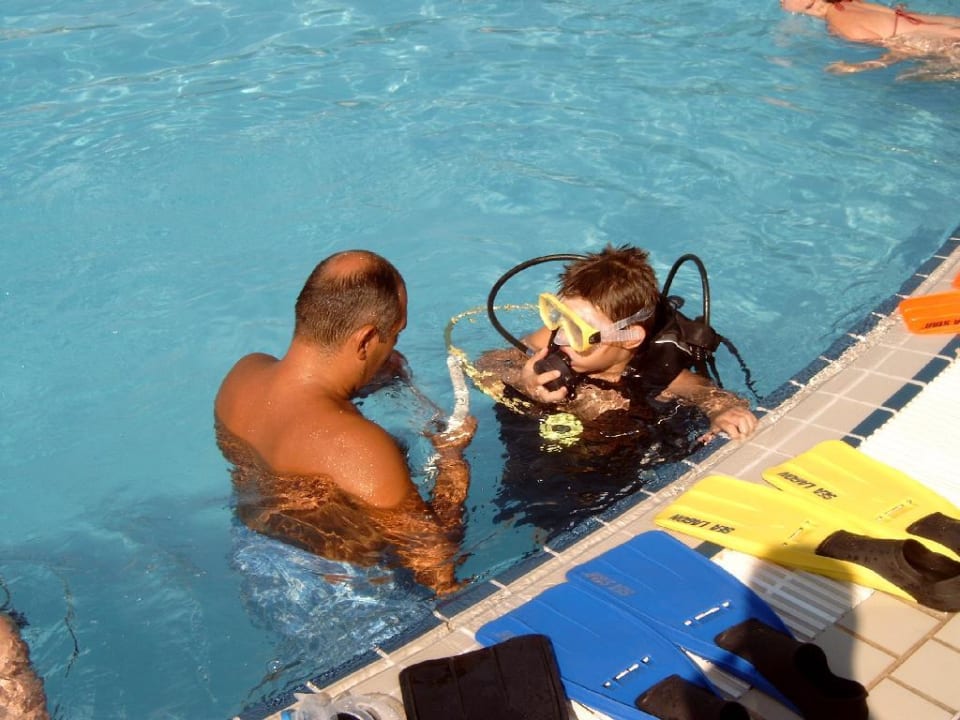 Schnuppertauchen am Hauptpool des Mega Saray Megasaray Club Belek
