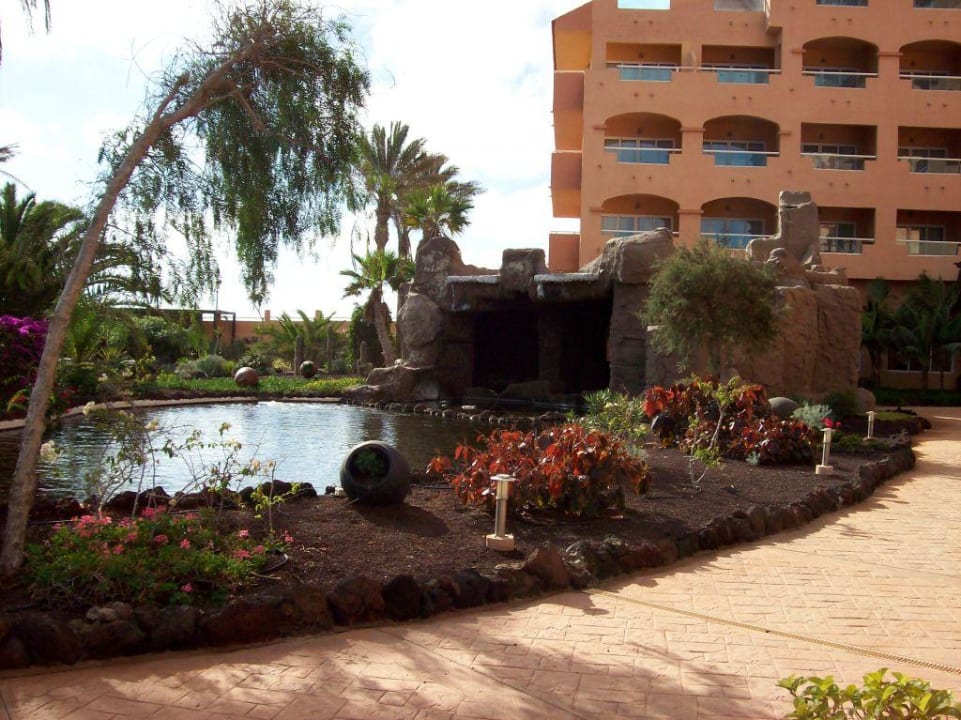 Gartenanlage mit Teich Elba Sara Beach & Golf Resort