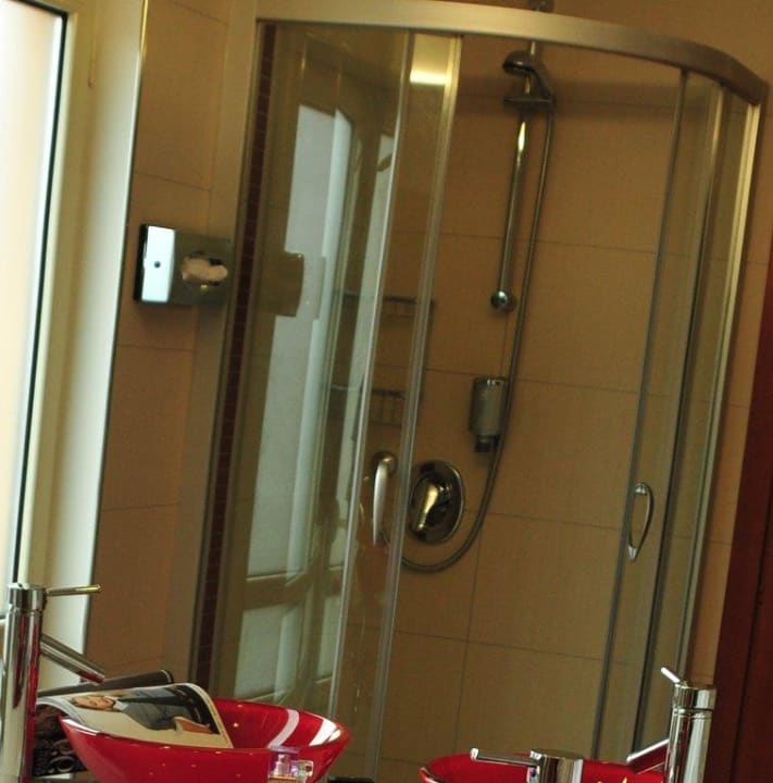 Neue Klarglas-Duschkabinen in jedem Zimmer  Hotel Santo