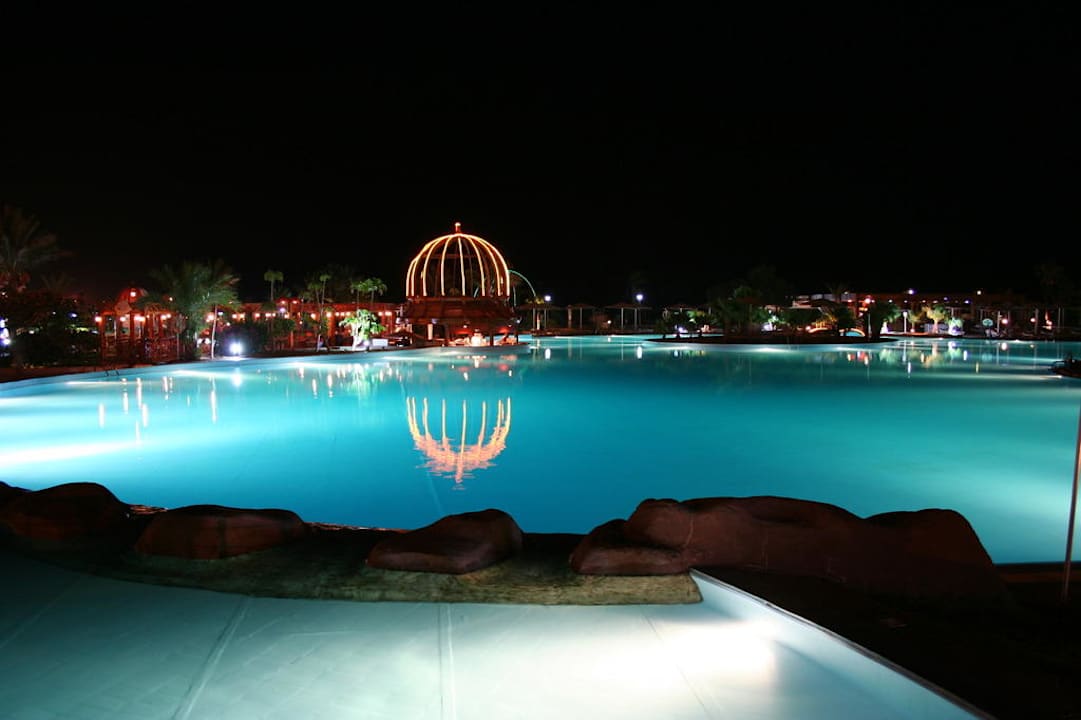 Basen nocą Xanadu Club Makady Bay