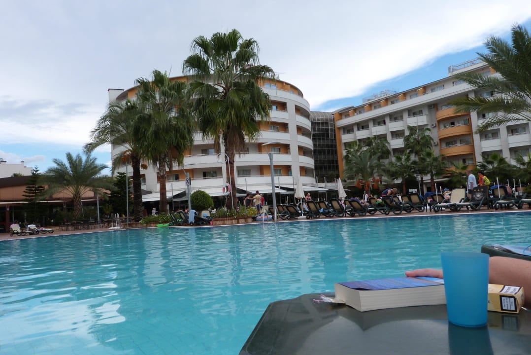 Pool mit Gebäuden A und B My Home Resort
