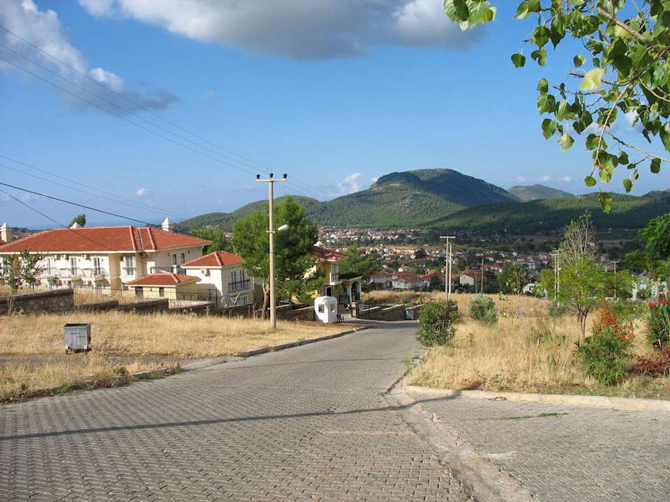 Z hotelu do głównej ulicy Daisy Garden Resort Hotel