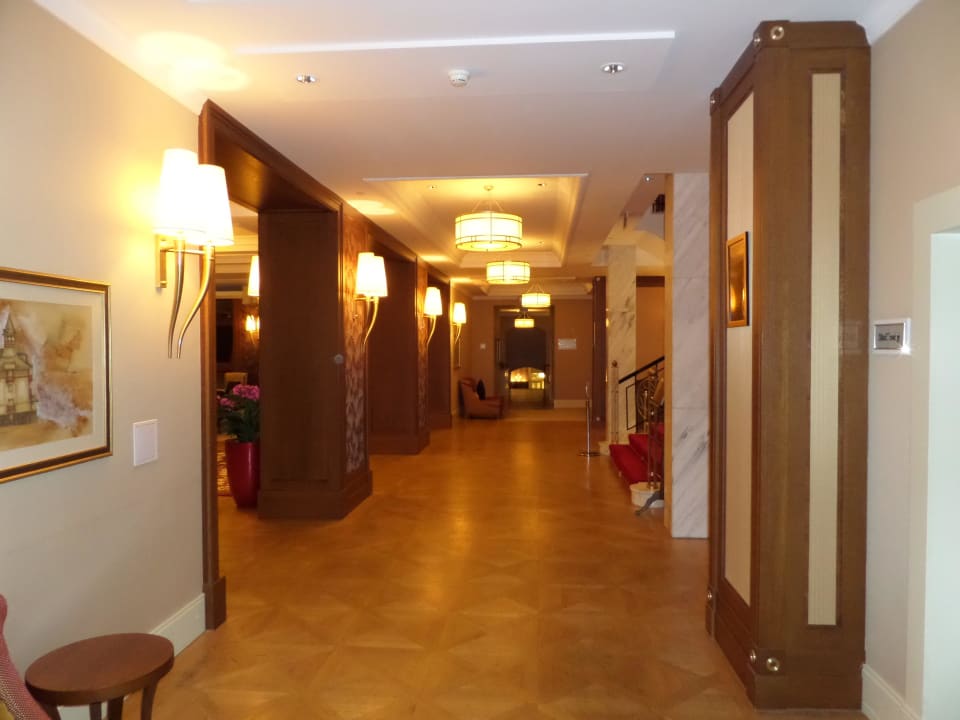Prostor lobby s průchodem Grand Hotel Kempinski High Tatras