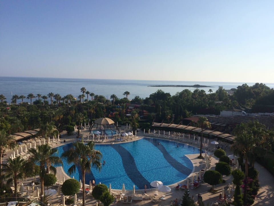 Pool mit direktem Anschluss an den Hotelgarten + S Saphir Resort & Spa