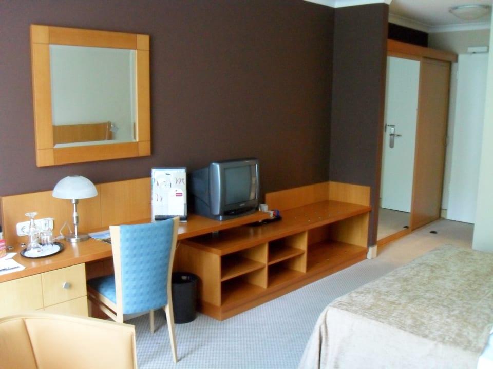 Schreibtisch; Ablage und Schrank Parkhotel Görlitz