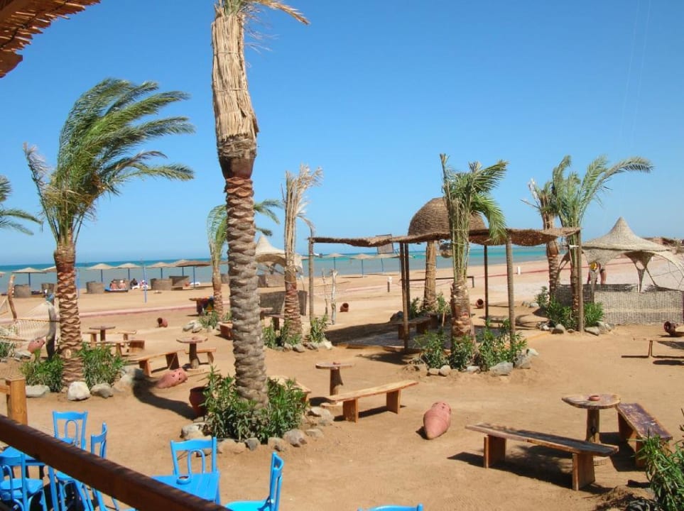 Blick von der Strandbar zum Strand Hotel Three Corners Ocean View prestige - Adults only