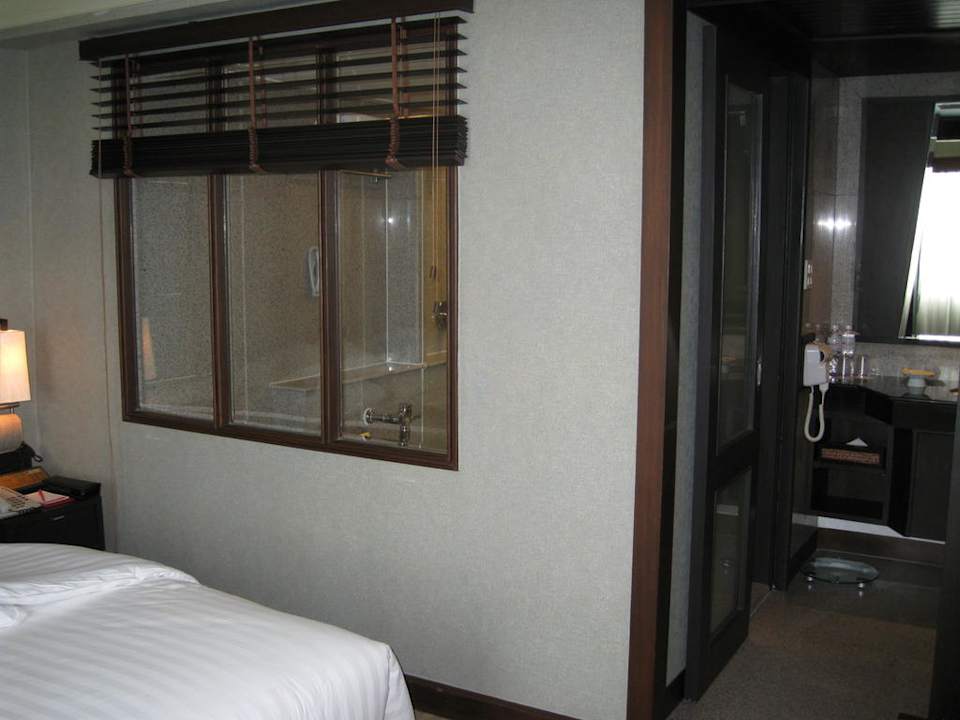 Schlafzimmer / Bad Ramada Plaza by Wyndham Bangkok Menam Riverside