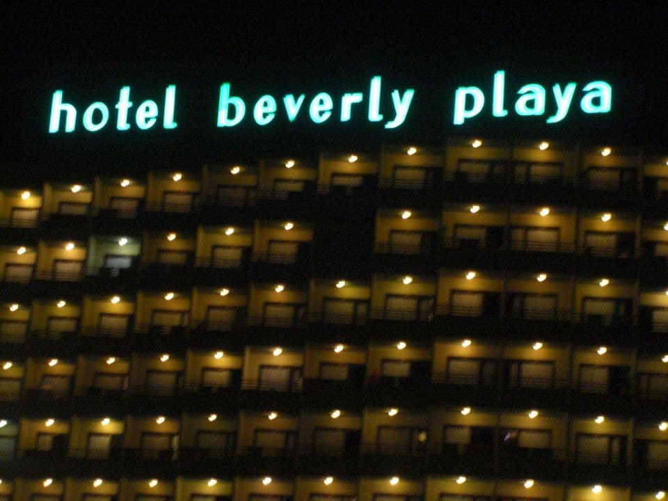 Hotel bei Nacht Hotel Vibra Beverly Playa