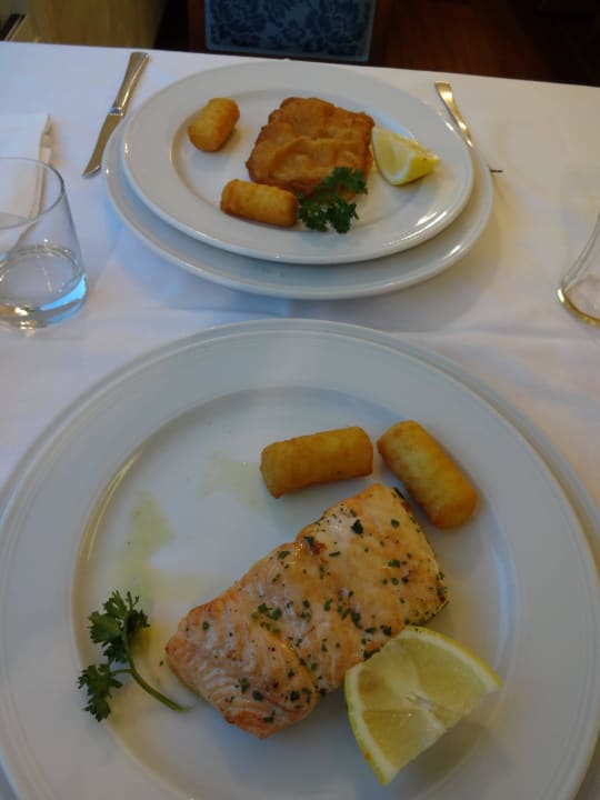 Wiener Schnitzel und Lachs mit Kroketten Hotel Helios