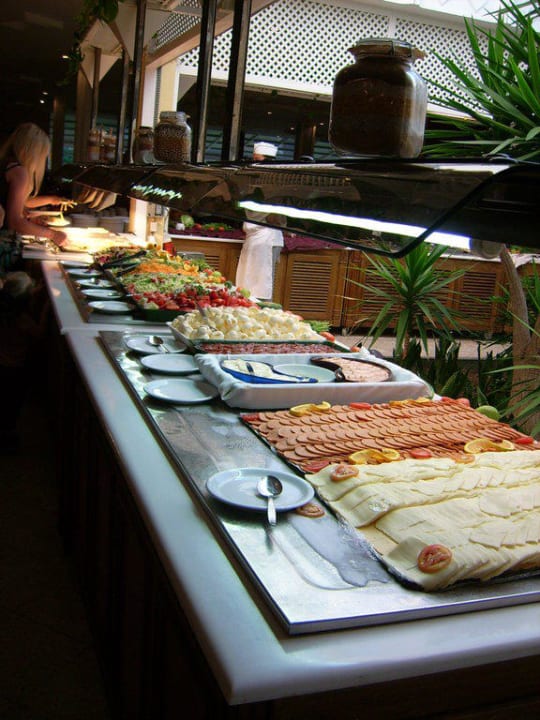 Mittagsbüffet im Hauptrestaurant Sahara Beach Aquapark & Resort