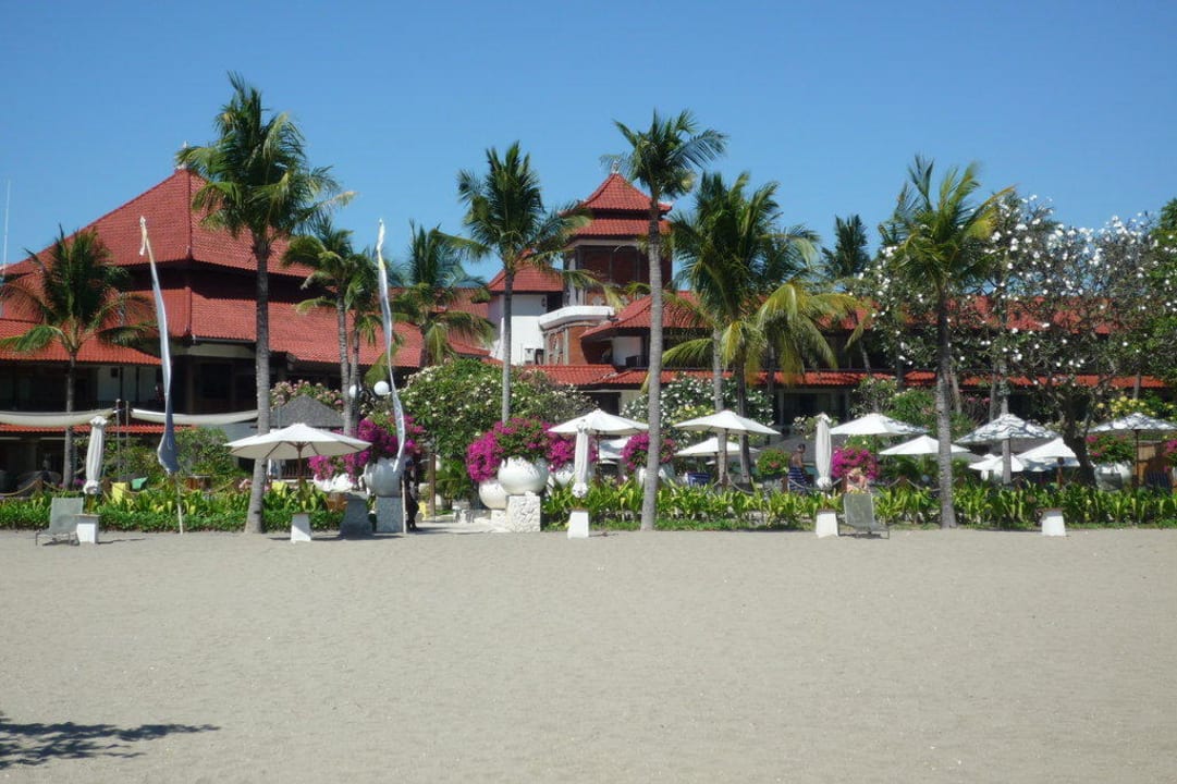 Blick vom Strand auf die Hotelanlage Holiday Inn Resort Baruna Bali