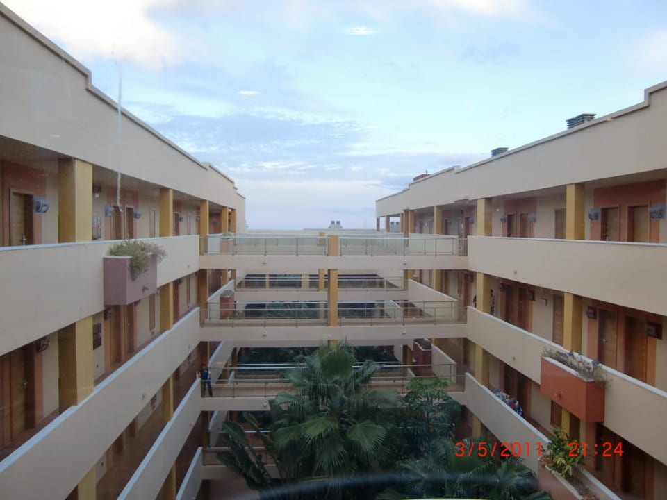 Innenhof aus dem Fahrstuhl Elba Carlota Beach & Golf Resort