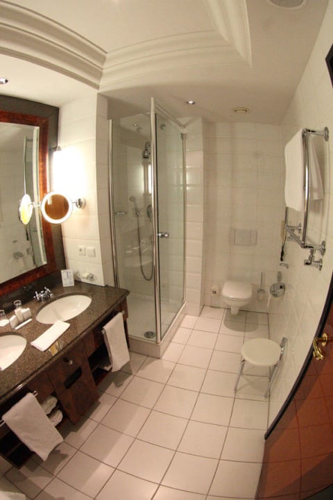 Bad mit Dusche Hotel Taschenbergpalais Kempinski Dresden