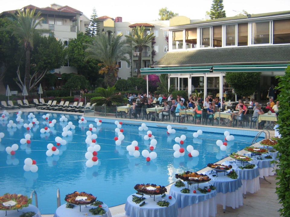 Pool am Galaabend Hotel Gardenia Beach