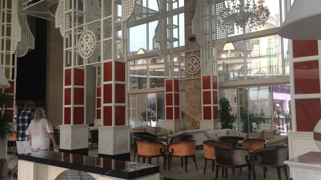 Lobby Well Palace Side