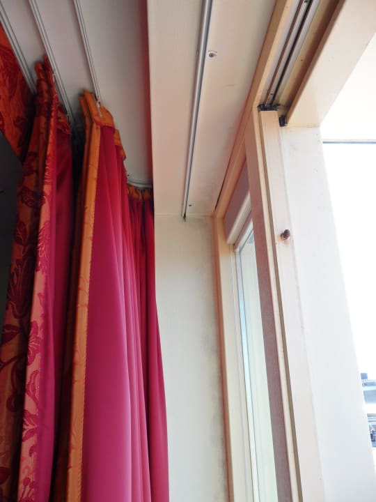 Überpinselter Schimmel an der Wange und dem Sturz  Hotel Meyer