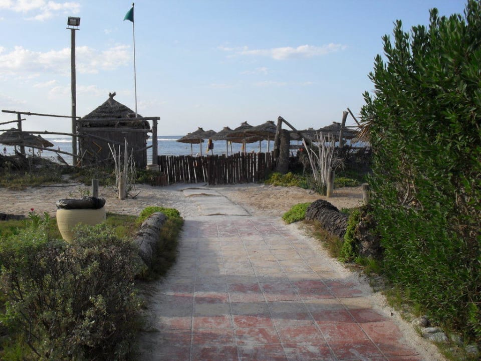 Der Weg vom Hotel zum Strand Skanes Serail Aquapark