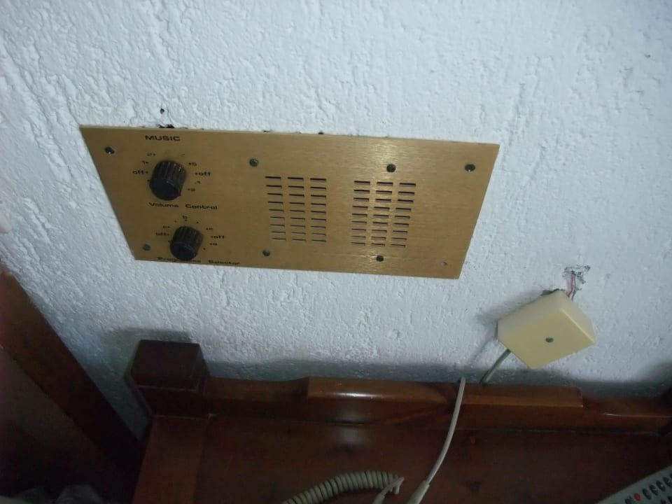 Lose Kabel aus der Wand Hotel Dimitra