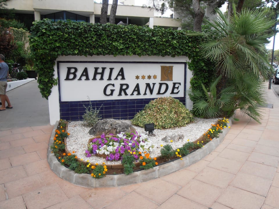 Vor dem Hotel Hipotels Bahia Grande