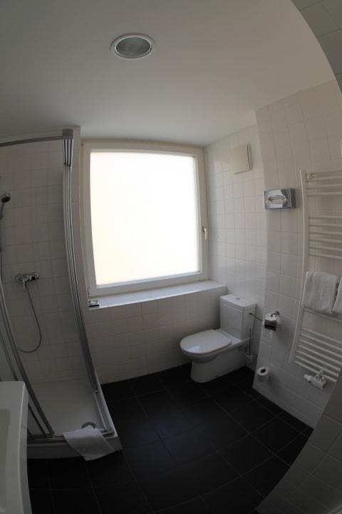 Bad (mit Fisheye fotografiert, deshalb verzerrt) Four Points Flex by Sheraton Vienna Hauptbahnhof