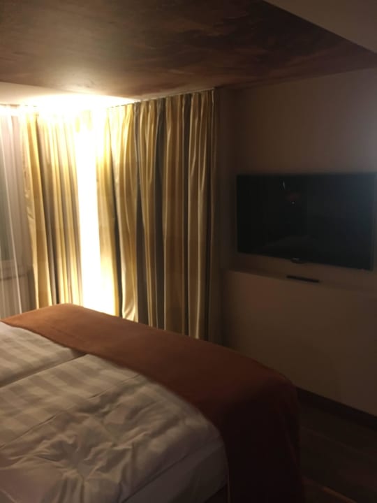 "Blick auf TV und das Bad (hinter dem Vorhang)" Hotel Vier Jahreszeiten