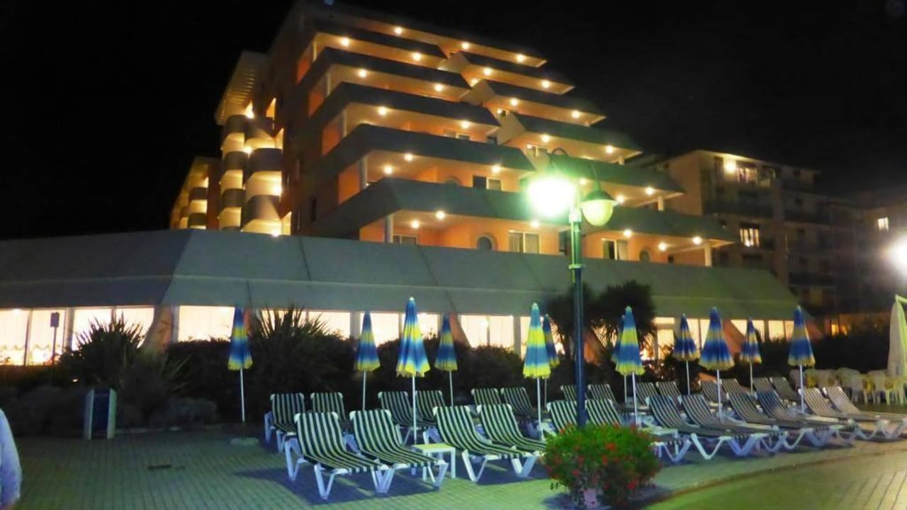 Außenansicht bei Nacht Aparthotel Holiday