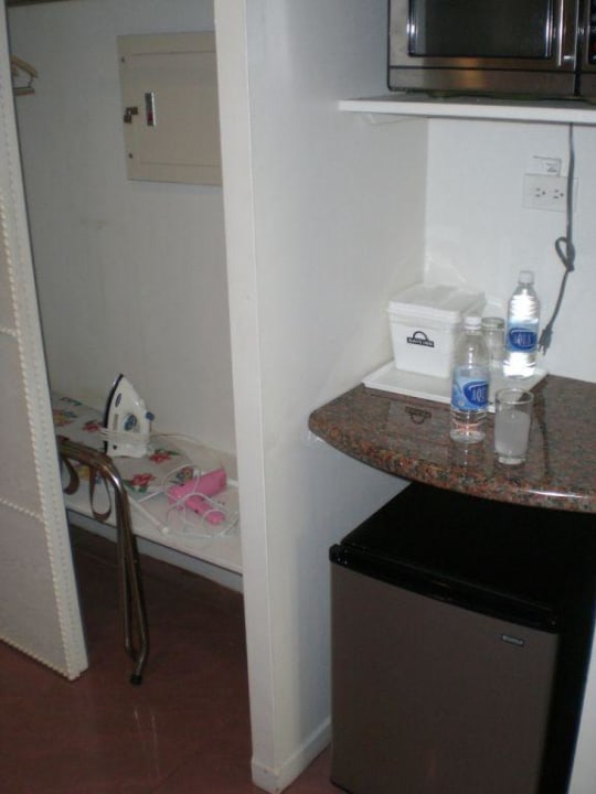 Schrank  im Zimmer 221 Hotel Days Inn Guam-Tamuning