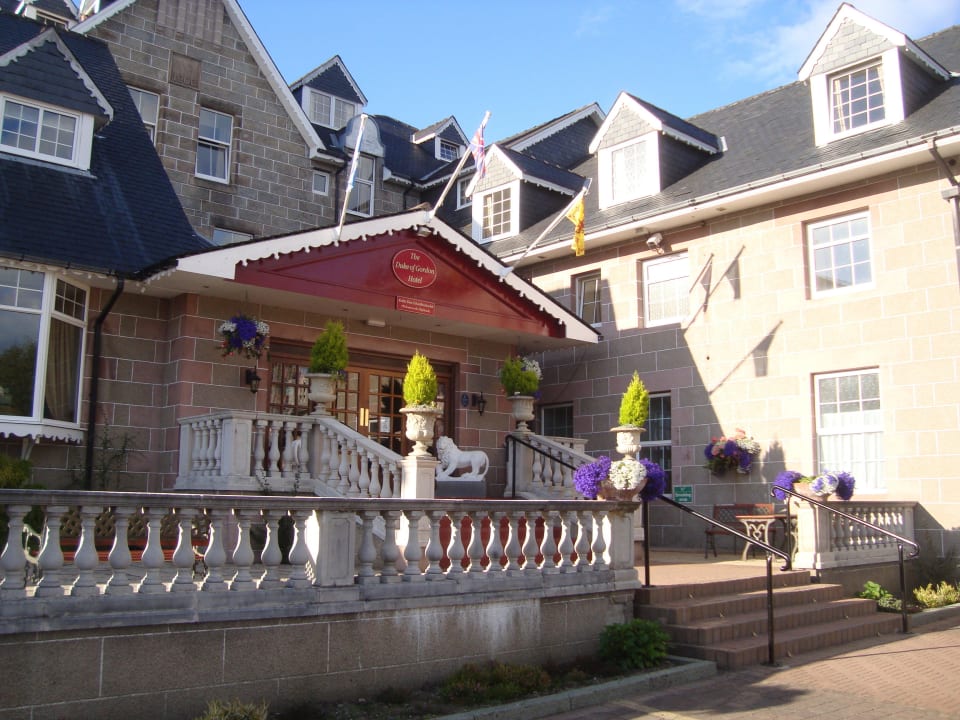 Außenansicht + Eingang Duke Of Gordon Hotel