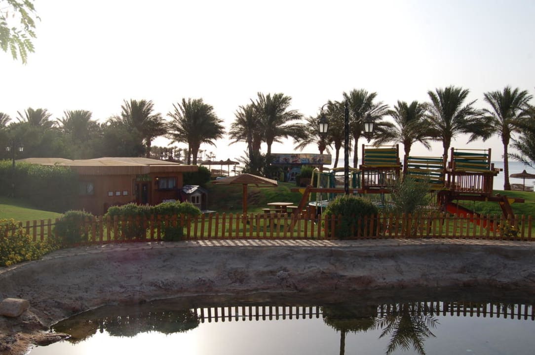 Вид на мини клуб и пляж Palm Royale Resort - Soma Bay