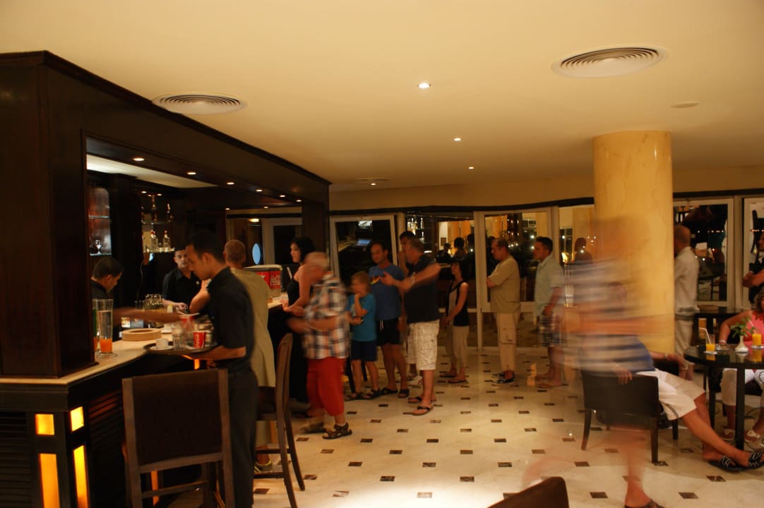 20 Minuten Wartezeit vor der Bar Malikia Resort Abu Dabbab