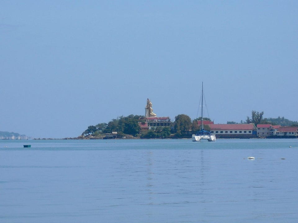 Vom Strand zum Big  Buddha Punnpreeda Beach Resort