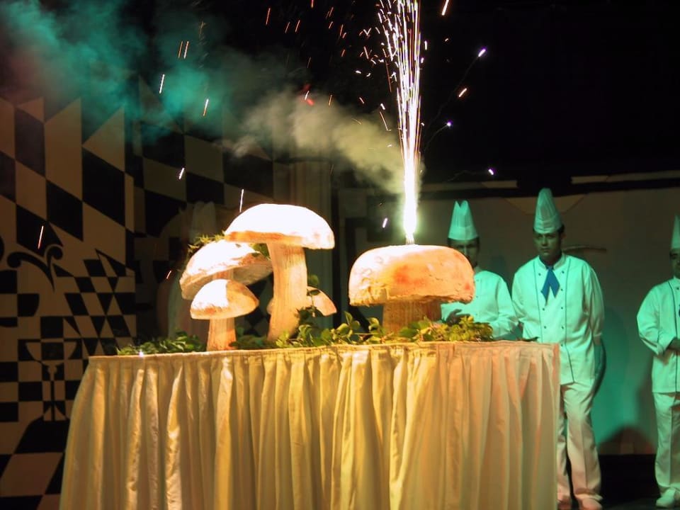 Beim Galadinner... PALOMA Perissia