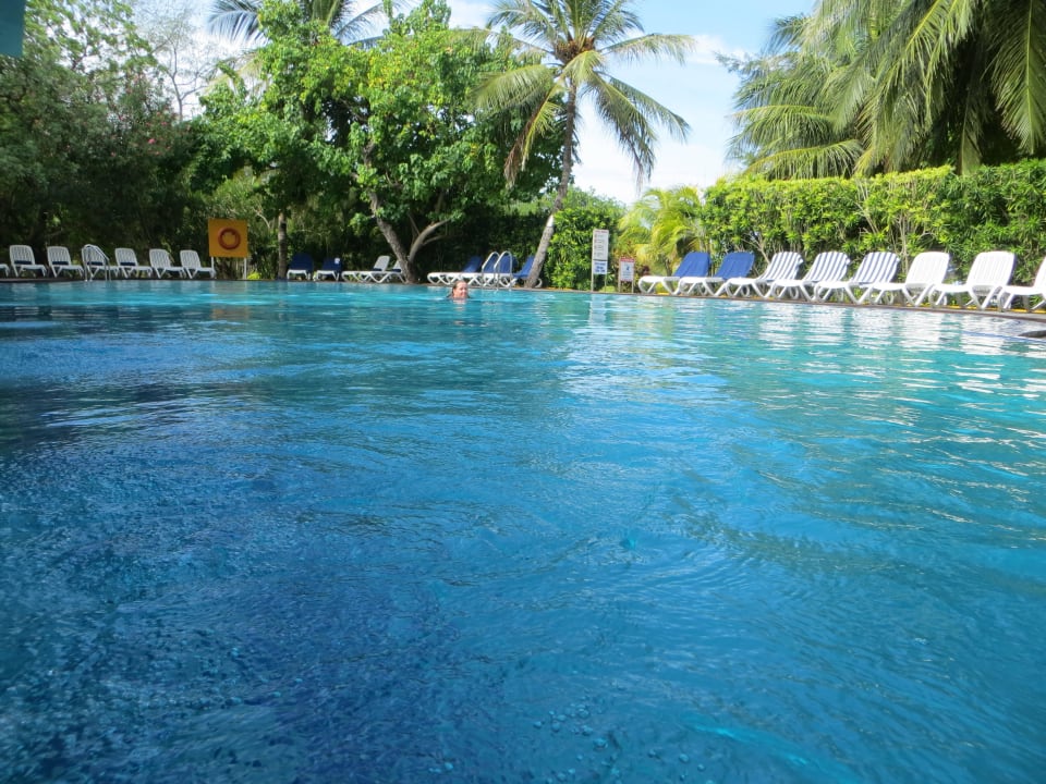 Schöner und sauberer Pool direkt an der Bar Adaaran Select Hudhuran Fushi - Premium All Inclusive