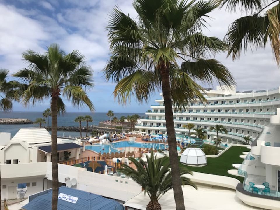 Blick von der angrenzenden Passage HOVIMA La Pinta Beachfront Family Hotel
