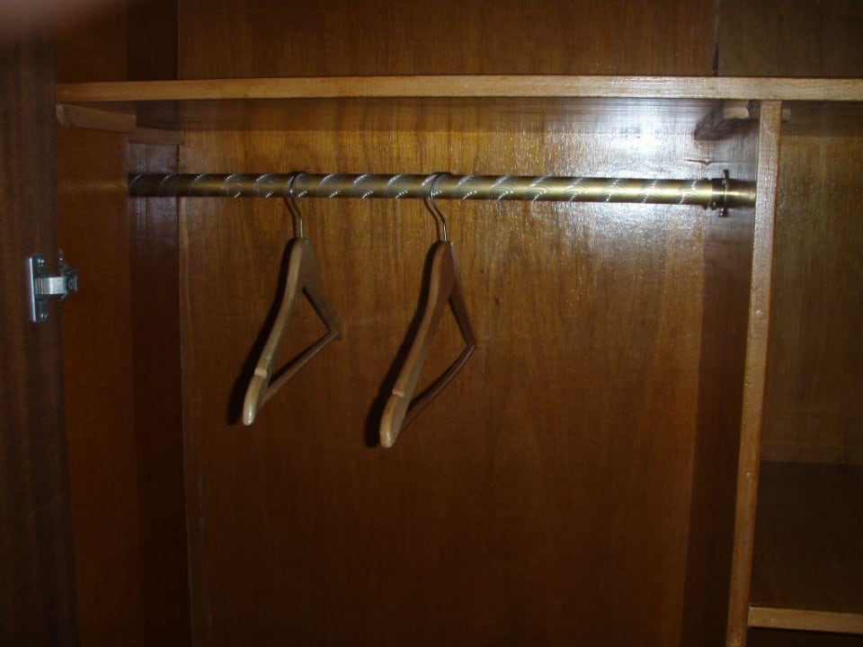 Der Schrank mit den zwei Bügeln  Happy Life Village