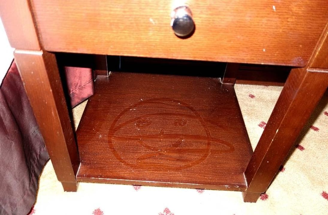 Staub auf dem 2. Nachttisch Premier Le Reve Hotel & Spa