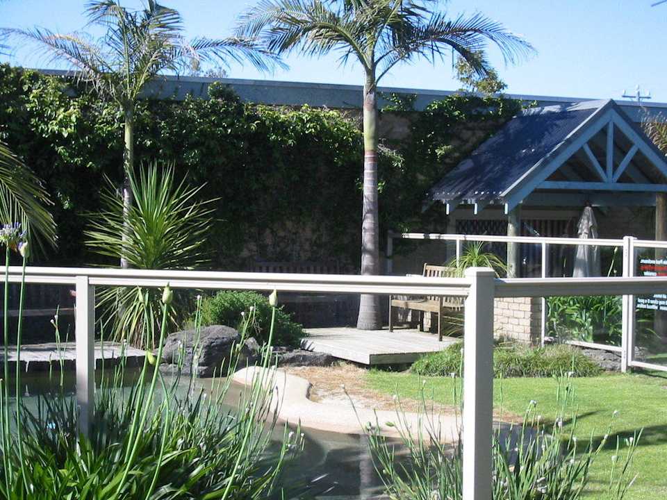 Kleiner Garten mit Pool Hotel Tropicana Motor Inn